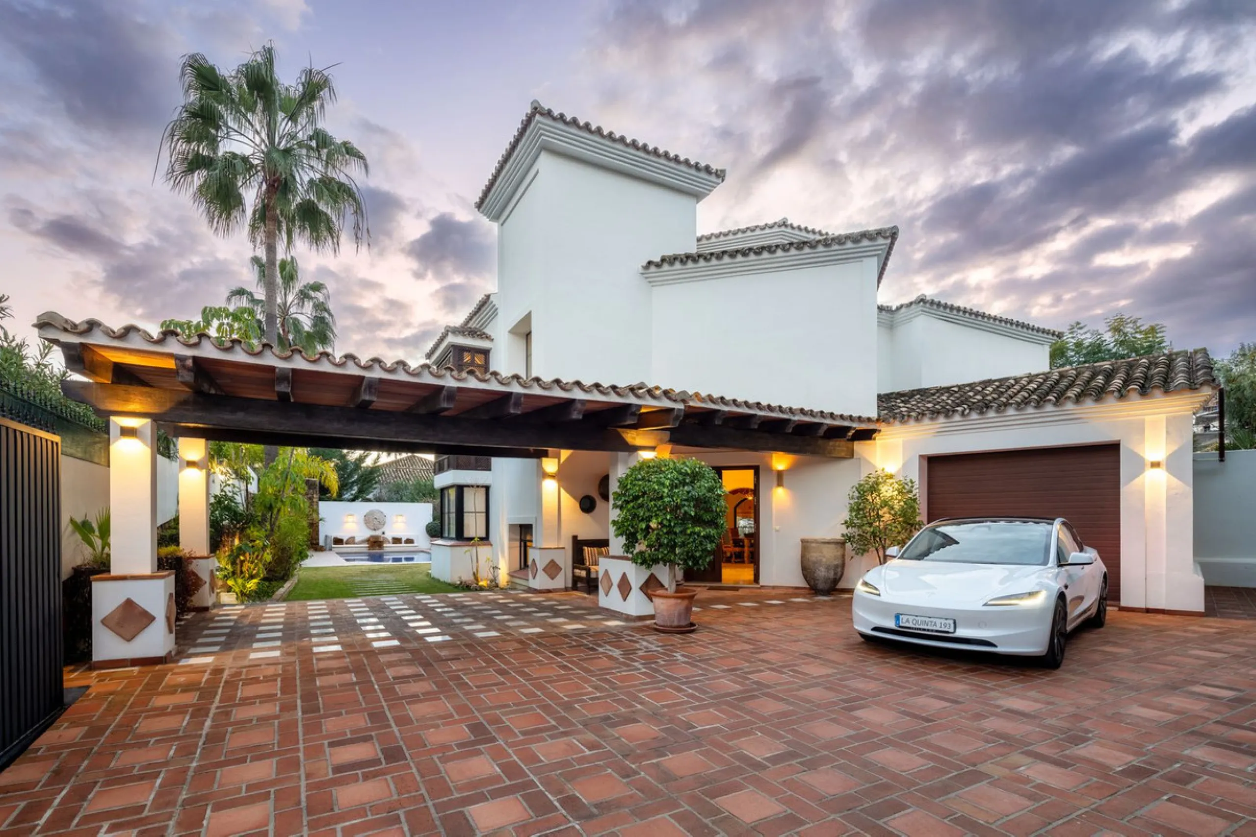 Discover this spectacular property located in the prestigious area of La Quinta, Benahavis, ideal for golf enthusiasts and Mediterranean living. With an unbeatable south-facing orientation, this residence enjoys abundant natural light throughout the day a