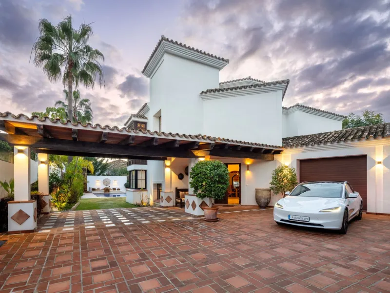 Discover this spectacular property located in the prestigious area of La Quinta, Benahavis, ideal for golf enthusiasts and Mediterranean living. With an unbeatable south-facing orientation, this residence enjoys abundant natural light throughout the day a
