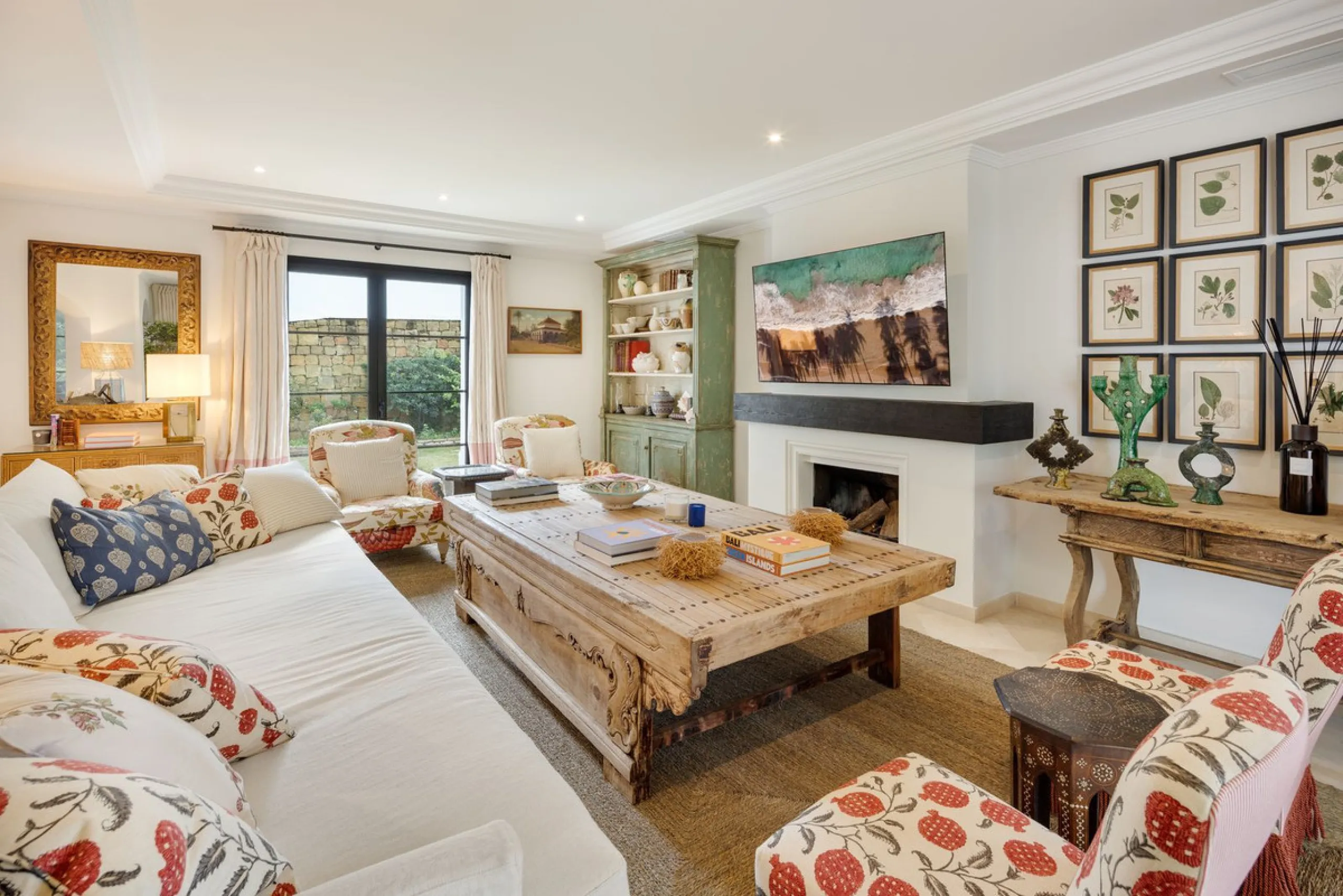 Discover this spectacular property located in the prestigious area of La Quinta, Benahavis, ideal for golf enthusiasts and Mediterranean living. With an unbeatable south-facing orientation, this residence enjoys abundant natural light throughout the day a