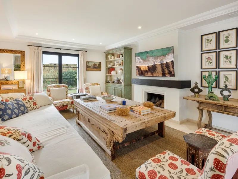 Discover this spectacular property located in the prestigious area of La Quinta, Benahavis, ideal for golf enthusiasts and Mediterranean living. With an unbeatable south-facing orientation, this residence enjoys abundant natural light throughout the day a