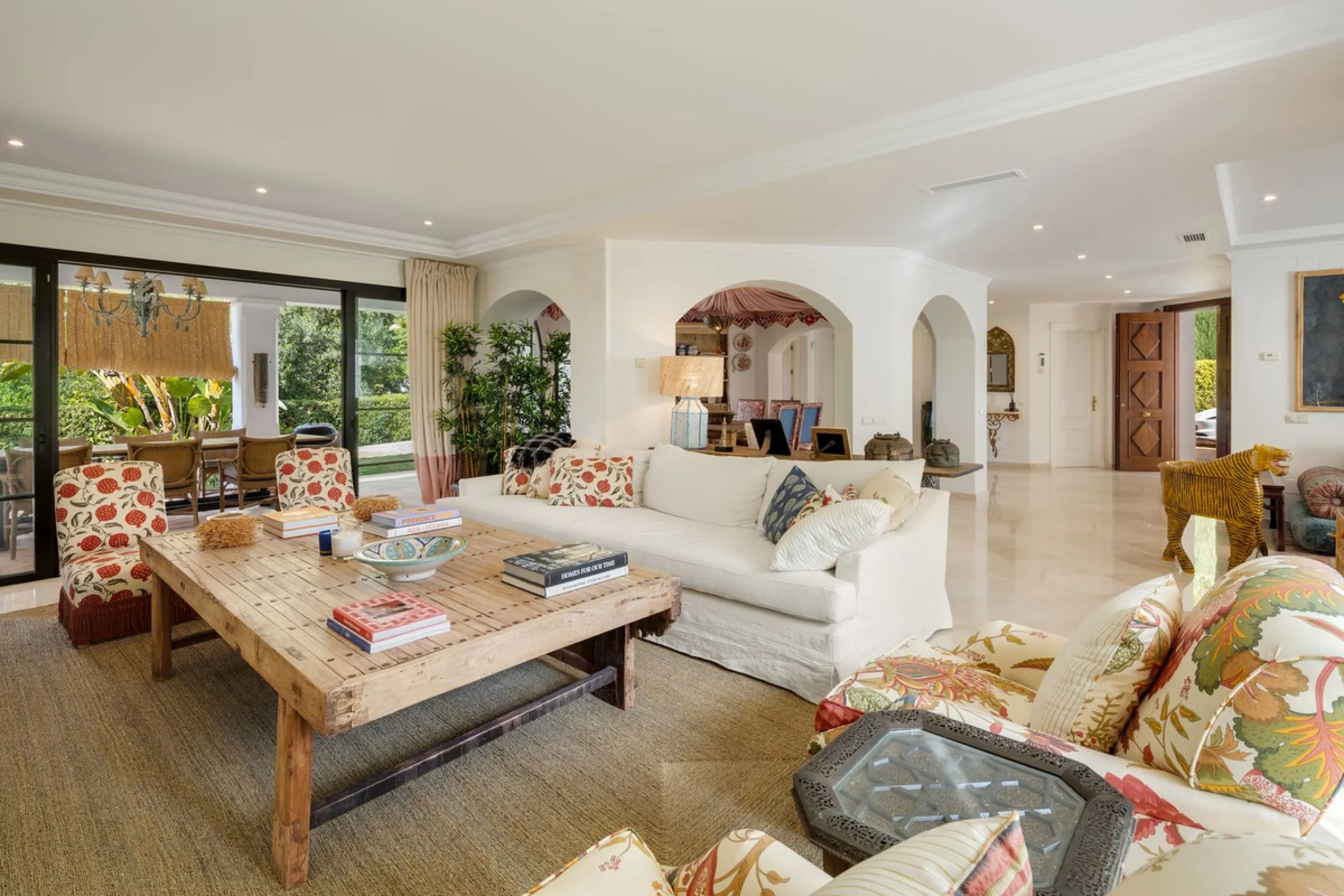 Discover this spectacular property located in the prestigious area of La Quinta, Benahavis, ideal for golf enthusiasts and Mediterranean living. With an unbeatable south-facing orientation, this residence enjoys abundant natural light throughout the day a
