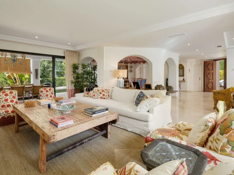 Discover this spectacular property located in the prestigious area of La Quinta, Benahavis, ideal for golf enthusiasts and Mediterranean living. With an unbeatable south-facing orientation, this residence enjoys abundant natural light throughout the day a