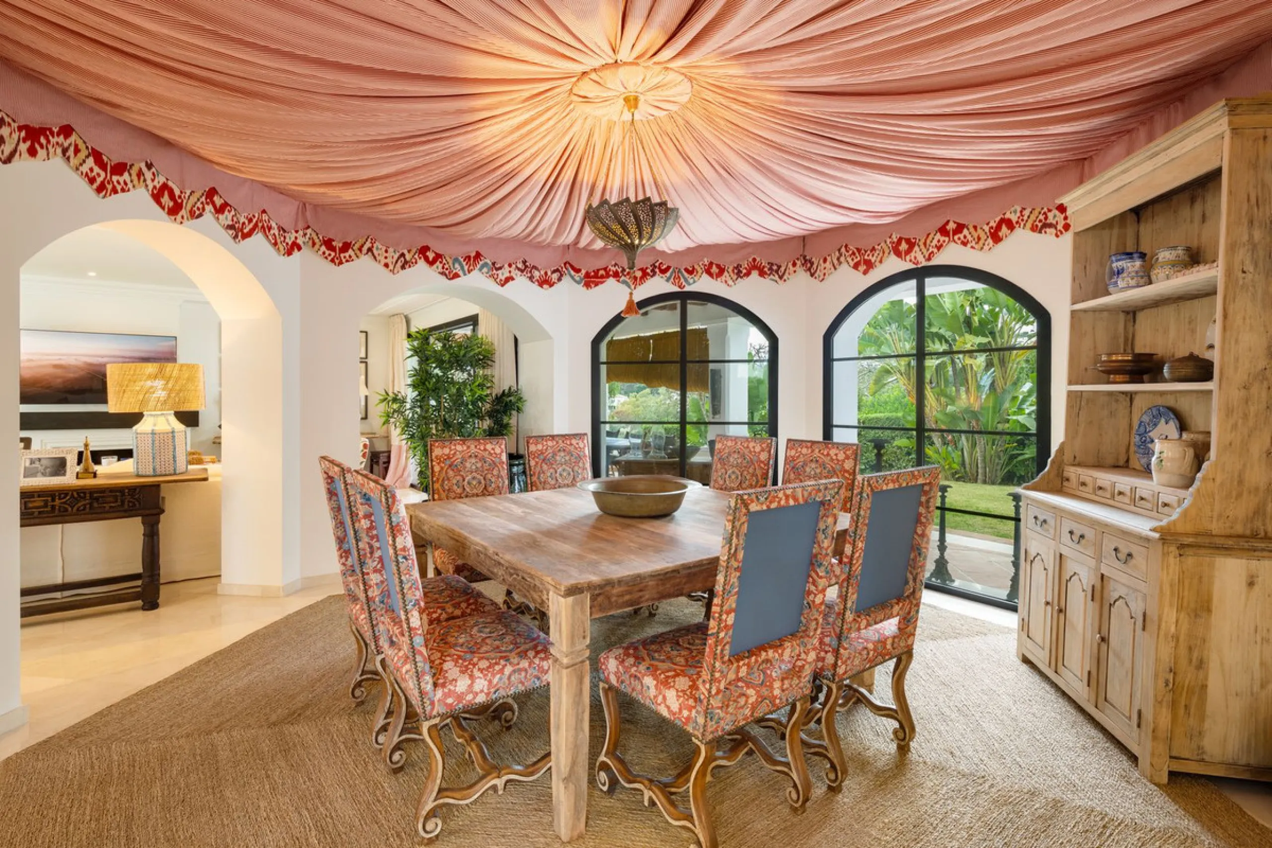 Discover this spectacular property located in the prestigious area of La Quinta, Benahavis, ideal for golf enthusiasts and Mediterranean living. With an unbeatable south-facing orientation, this residence enjoys abundant natural light throughout the day a