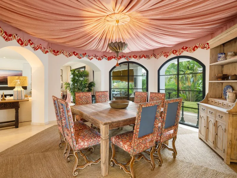 Discover this spectacular property located in the prestigious area of La Quinta, Benahavis, ideal for golf enthusiasts and Mediterranean living. With an unbeatable south-facing orientation, this residence enjoys abundant natural light throughout the day a