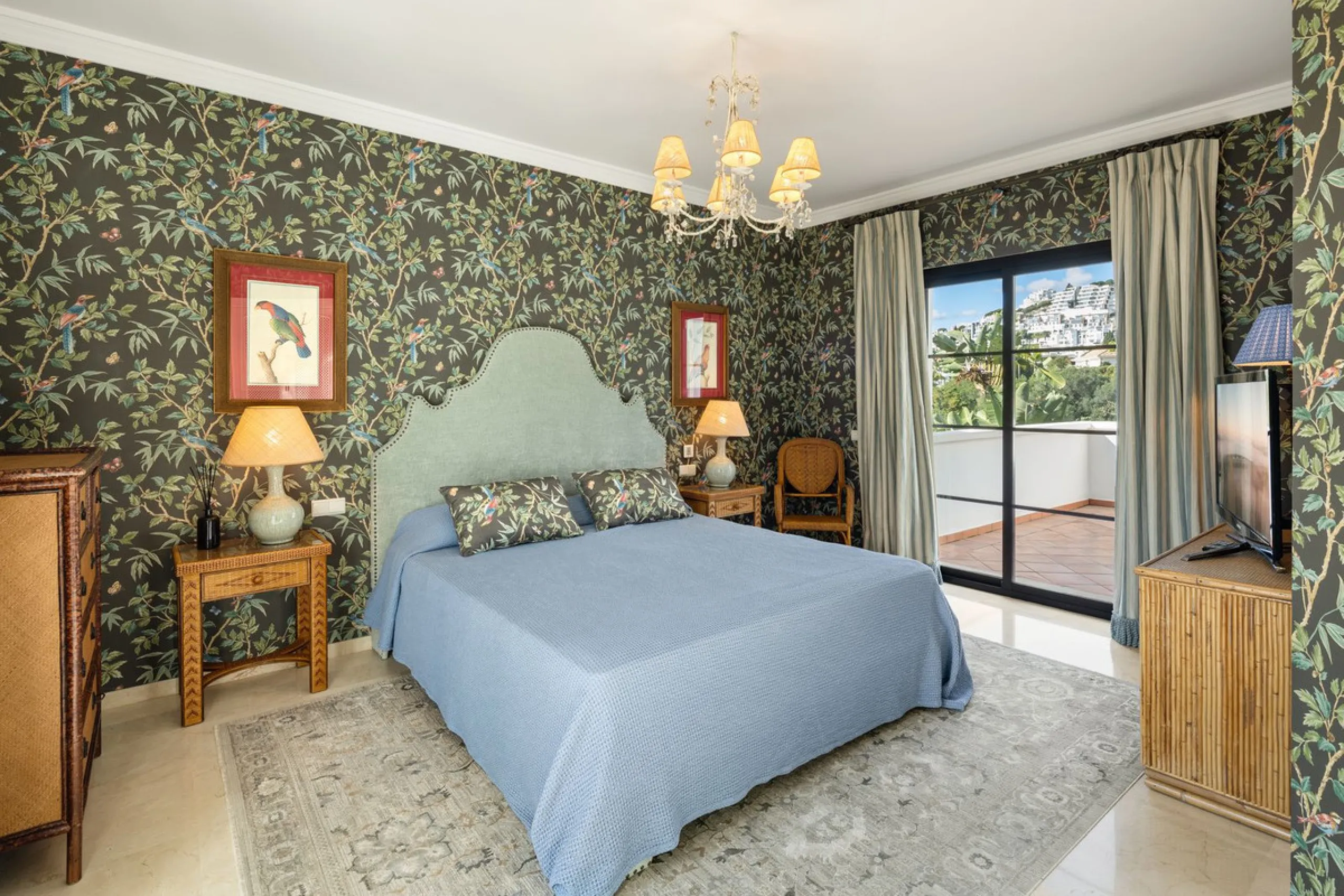 Discover this spectacular property located in the prestigious area of La Quinta, Benahavis, ideal for golf enthusiasts and Mediterranean living. With an unbeatable south-facing orientation, this residence enjoys abundant natural light throughout the day a