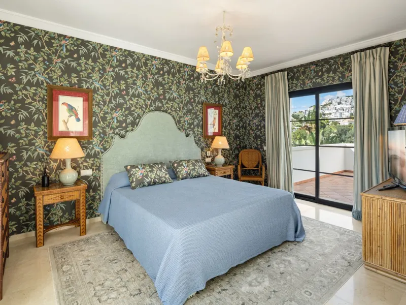 Discover this spectacular property located in the prestigious area of La Quinta, Benahavis, ideal for golf enthusiasts and Mediterranean living. With an unbeatable south-facing orientation, this residence enjoys abundant natural light throughout the day a