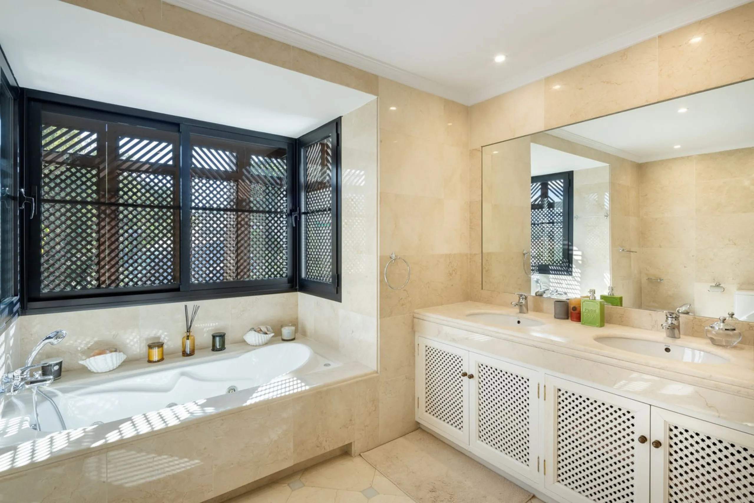 Discover this spectacular property located in the prestigious area of La Quinta, Benahavis, ideal for golf enthusiasts and Mediterranean living. With an unbeatable south-facing orientation, this residence enjoys abundant natural light throughout the day a