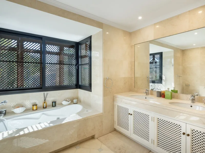 Discover this spectacular property located in the prestigious area of La Quinta, Benahavis, ideal for golf enthusiasts and Mediterranean living. With an unbeatable south-facing orientation, this residence enjoys abundant natural light throughout the day a