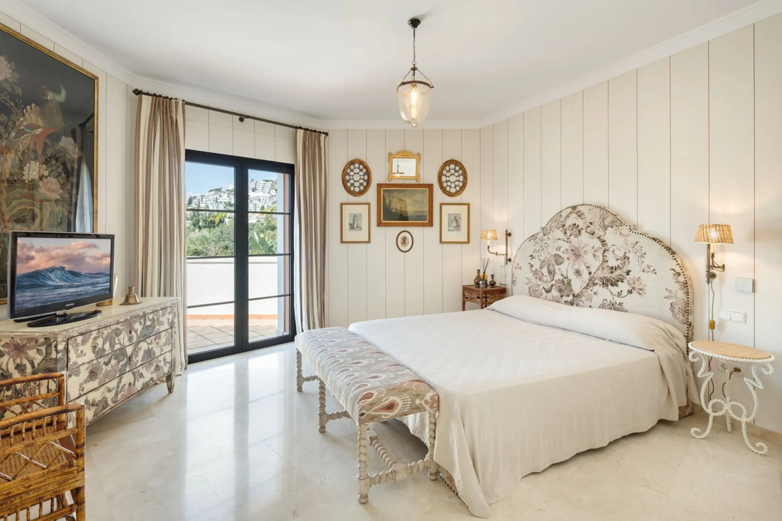 Discover this spectacular property located in the prestigious area of La Quinta, Benahavis, ideal for golf enthusiasts and Mediterranean living. With an unbeatable south-facing orientation, this residence enjoys abundant natural light throughout the day a