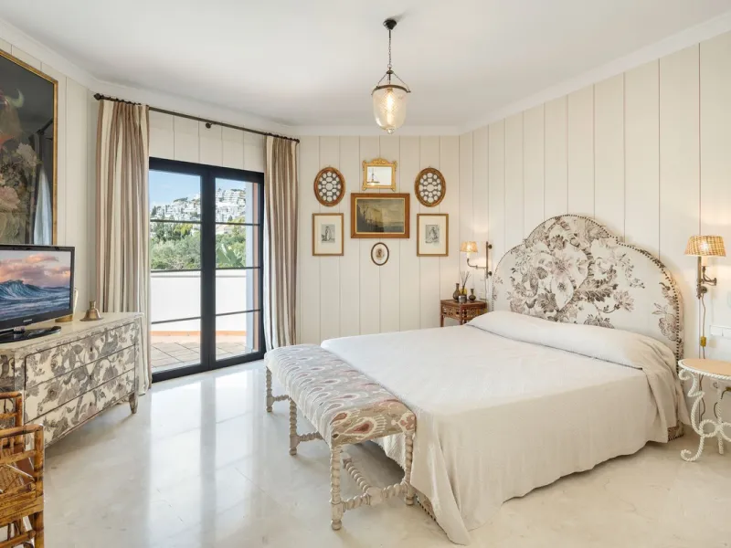Discover this spectacular property located in the prestigious area of La Quinta, Benahavis, ideal for golf enthusiasts and Mediterranean living. With an unbeatable south-facing orientation, this residence enjoys abundant natural light throughout the day a