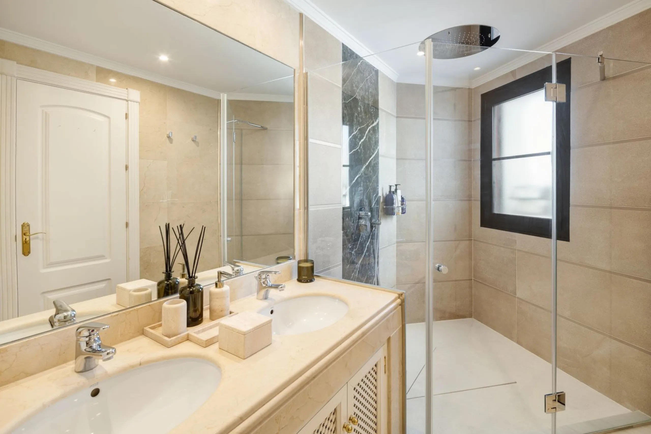Discover this spectacular property located in the prestigious area of La Quinta, Benahavis, ideal for golf enthusiasts and Mediterranean living. With an unbeatable south-facing orientation, this residence enjoys abundant natural light throughout the day a