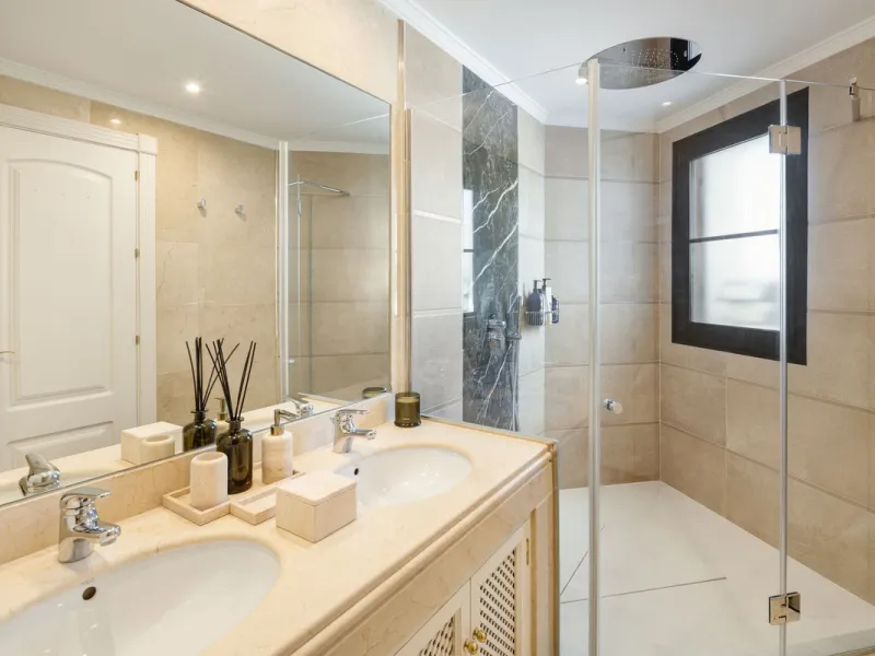 Discover this spectacular property located in the prestigious area of La Quinta, Benahavis, ideal for golf enthusiasts and Mediterranean living. With an unbeatable south-facing orientation, this residence enjoys abundant natural light throughout the day a