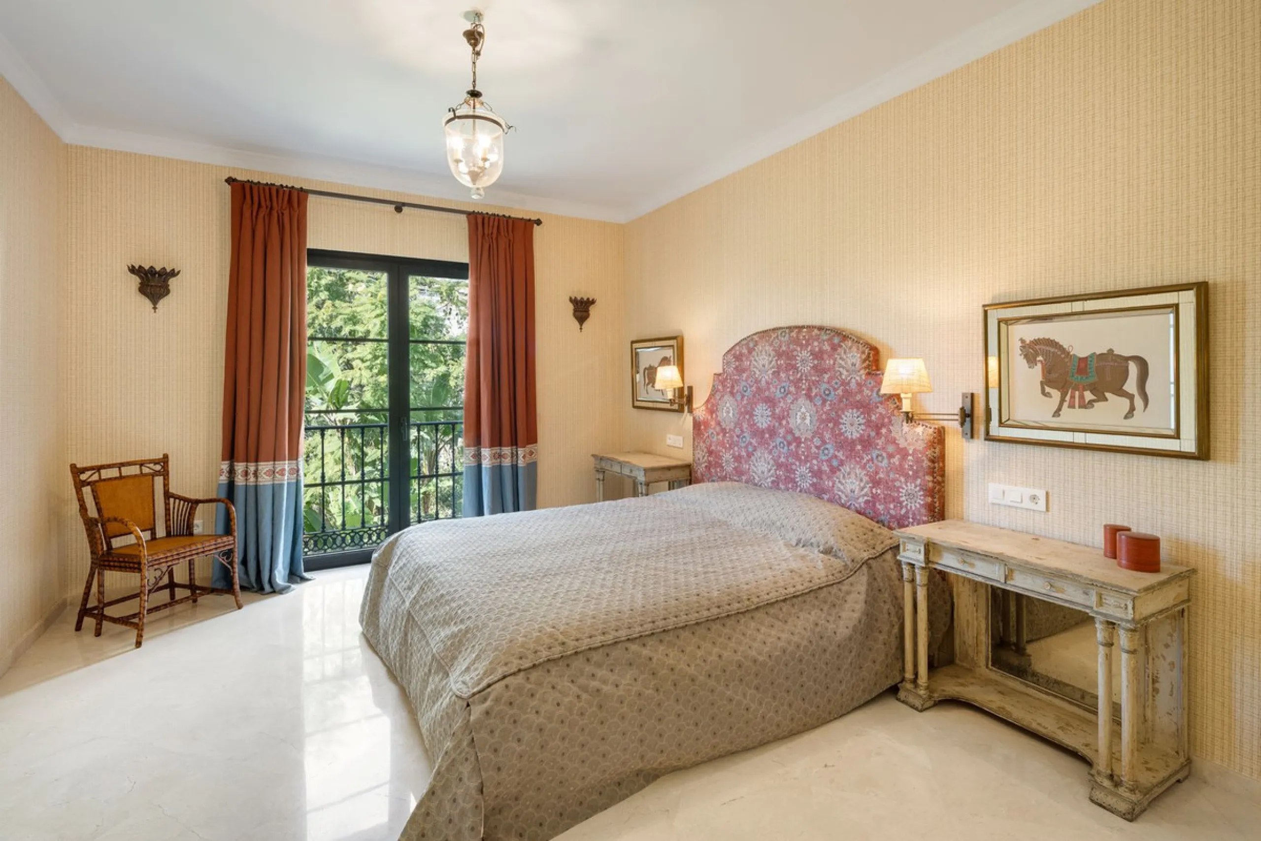 Discover this spectacular property located in the prestigious area of La Quinta, Benahavis, ideal for golf enthusiasts and Mediterranean living. With an unbeatable south-facing orientation, this residence enjoys abundant natural light throughout the day a