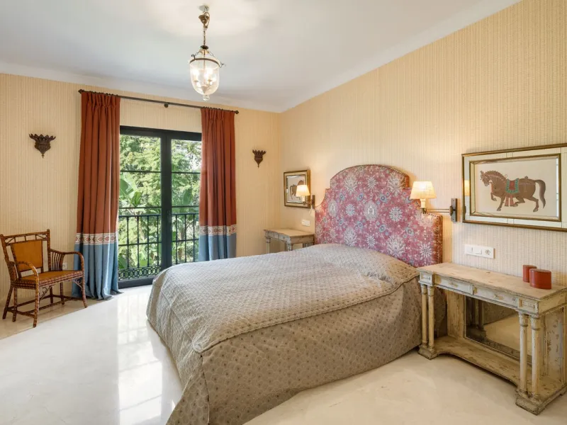 Discover this spectacular property located in the prestigious area of La Quinta, Benahavis, ideal for golf enthusiasts and Mediterranean living. With an unbeatable south-facing orientation, this residence enjoys abundant natural light throughout the day a