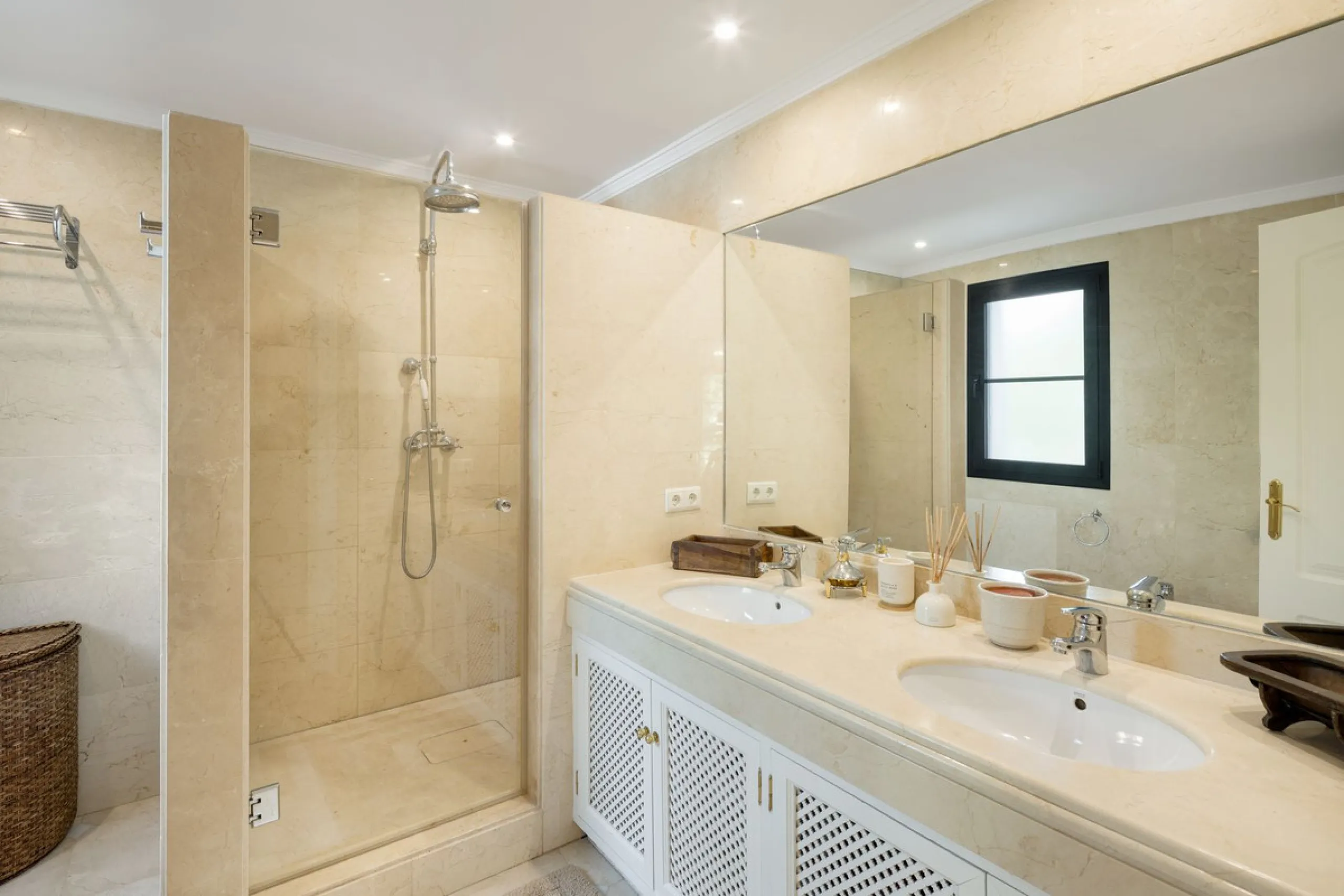 Discover this spectacular property located in the prestigious area of La Quinta, Benahavis, ideal for golf enthusiasts and Mediterranean living. With an unbeatable south-facing orientation, this residence enjoys abundant natural light throughout the day a