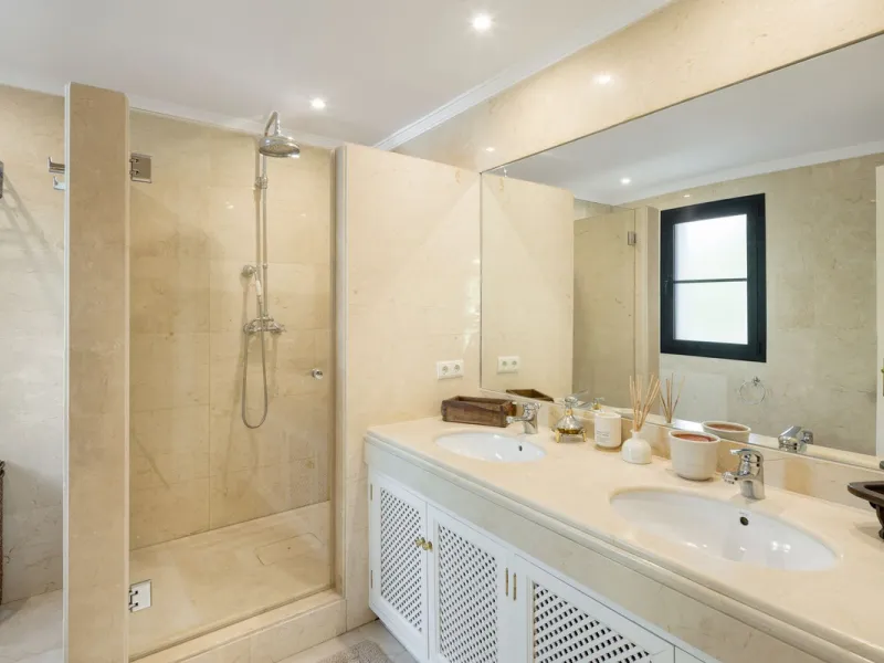 Discover this spectacular property located in the prestigious area of La Quinta, Benahavis, ideal for golf enthusiasts and Mediterranean living. With an unbeatable south-facing orientation, this residence enjoys abundant natural light throughout the day a