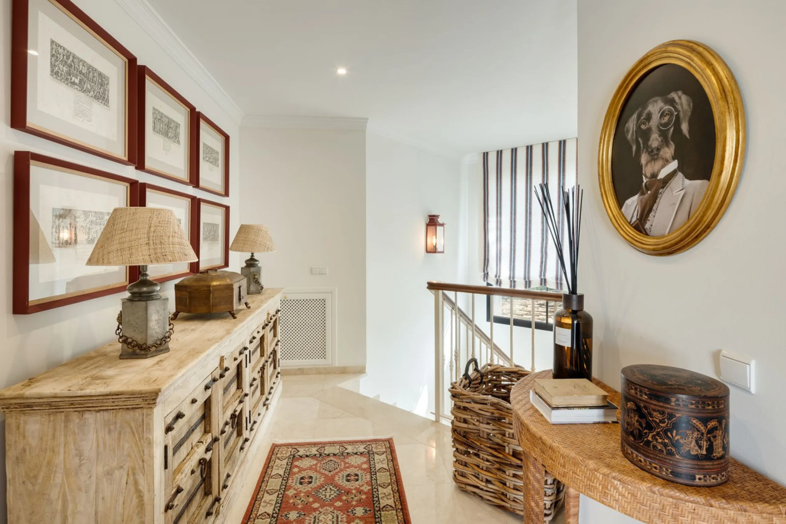 Discover this spectacular property located in the prestigious area of La Quinta, Benahavis, ideal for golf enthusiasts and Mediterranean living. With an unbeatable south-facing orientation, this residence enjoys abundant natural light throughout the day a