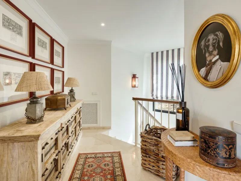 Discover this spectacular property located in the prestigious area of La Quinta, Benahavis, ideal for golf enthusiasts and Mediterranean living. With an unbeatable south-facing orientation, this residence enjoys abundant natural light throughout the day a