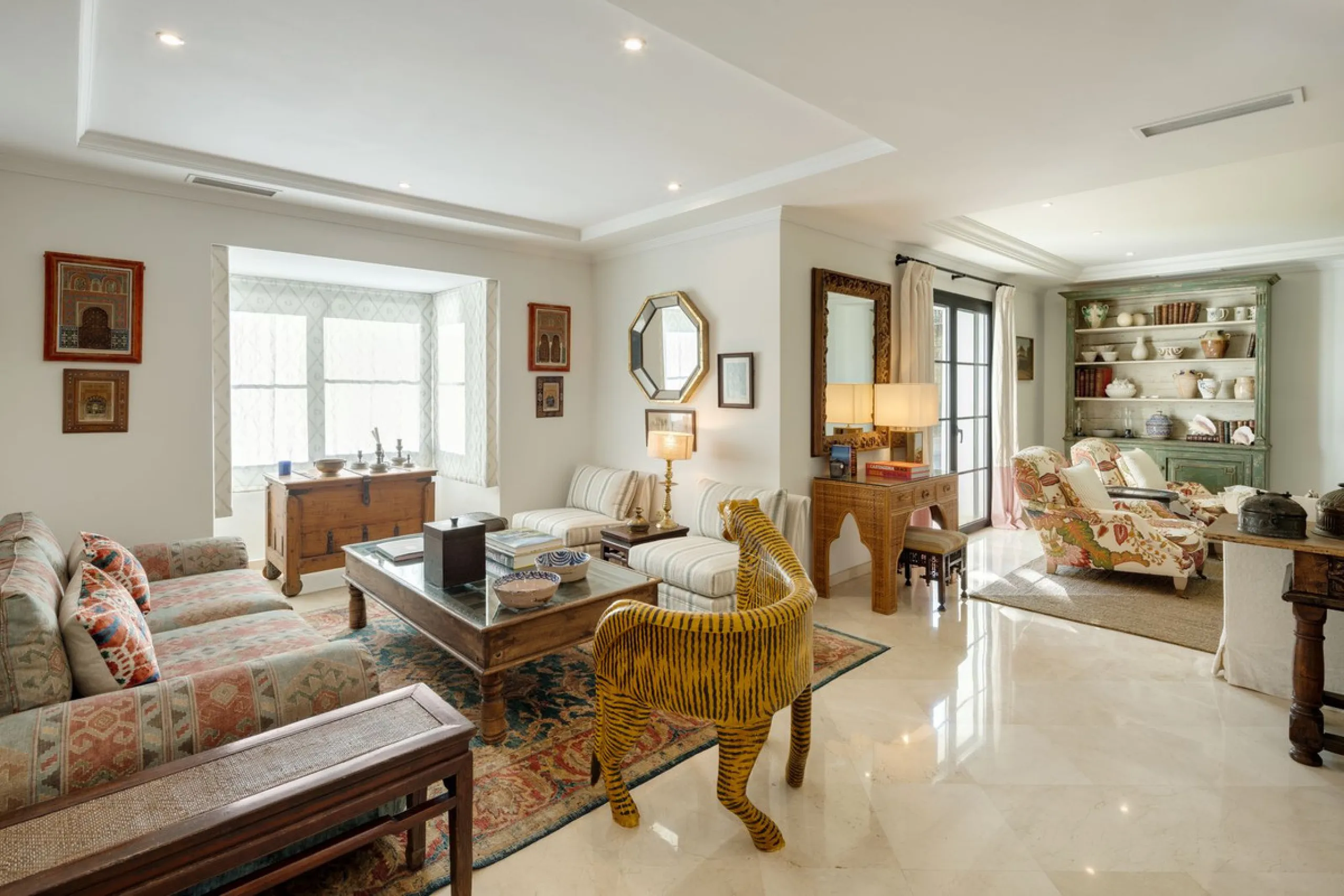 Discover this spectacular property located in the prestigious area of La Quinta, Benahavis, ideal for golf enthusiasts and Mediterranean living. With an unbeatable south-facing orientation, this residence enjoys abundant natural light throughout the day a