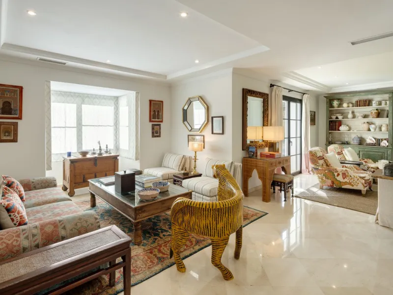 Discover this spectacular property located in the prestigious area of La Quinta, Benahavis, ideal for golf enthusiasts and Mediterranean living. With an unbeatable south-facing orientation, this residence enjoys abundant natural light throughout the day a
