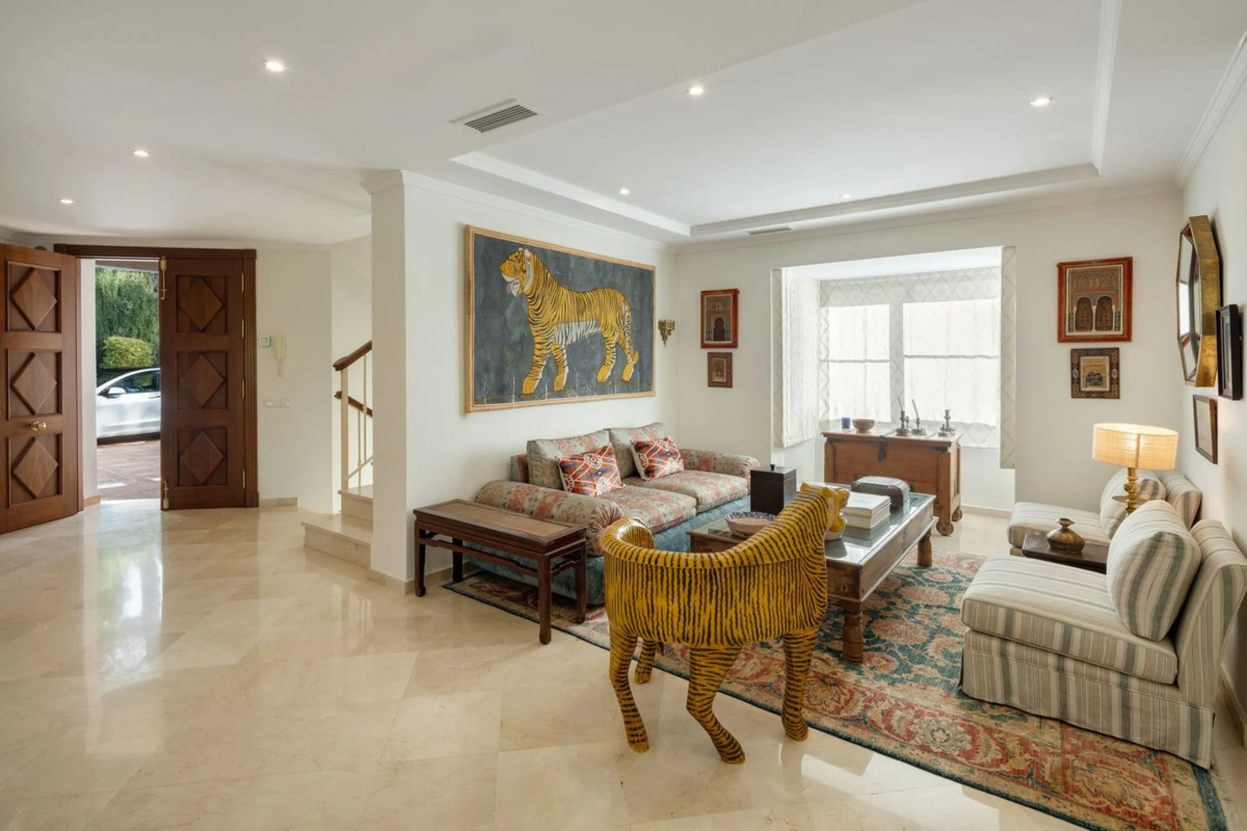 Discover this spectacular property located in the prestigious area of La Quinta, Benahavis, ideal for golf enthusiasts and Mediterranean living. With an unbeatable south-facing orientation, this residence enjoys abundant natural light throughout the day a