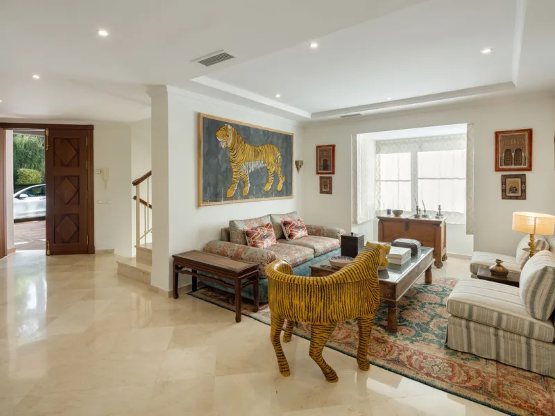 Discover this spectacular property located in the prestigious area of La Quinta, Benahavis, ideal for golf enthusiasts and Mediterranean living. With an unbeatable south-facing orientation, this residence enjoys abundant natural light throughout the day a