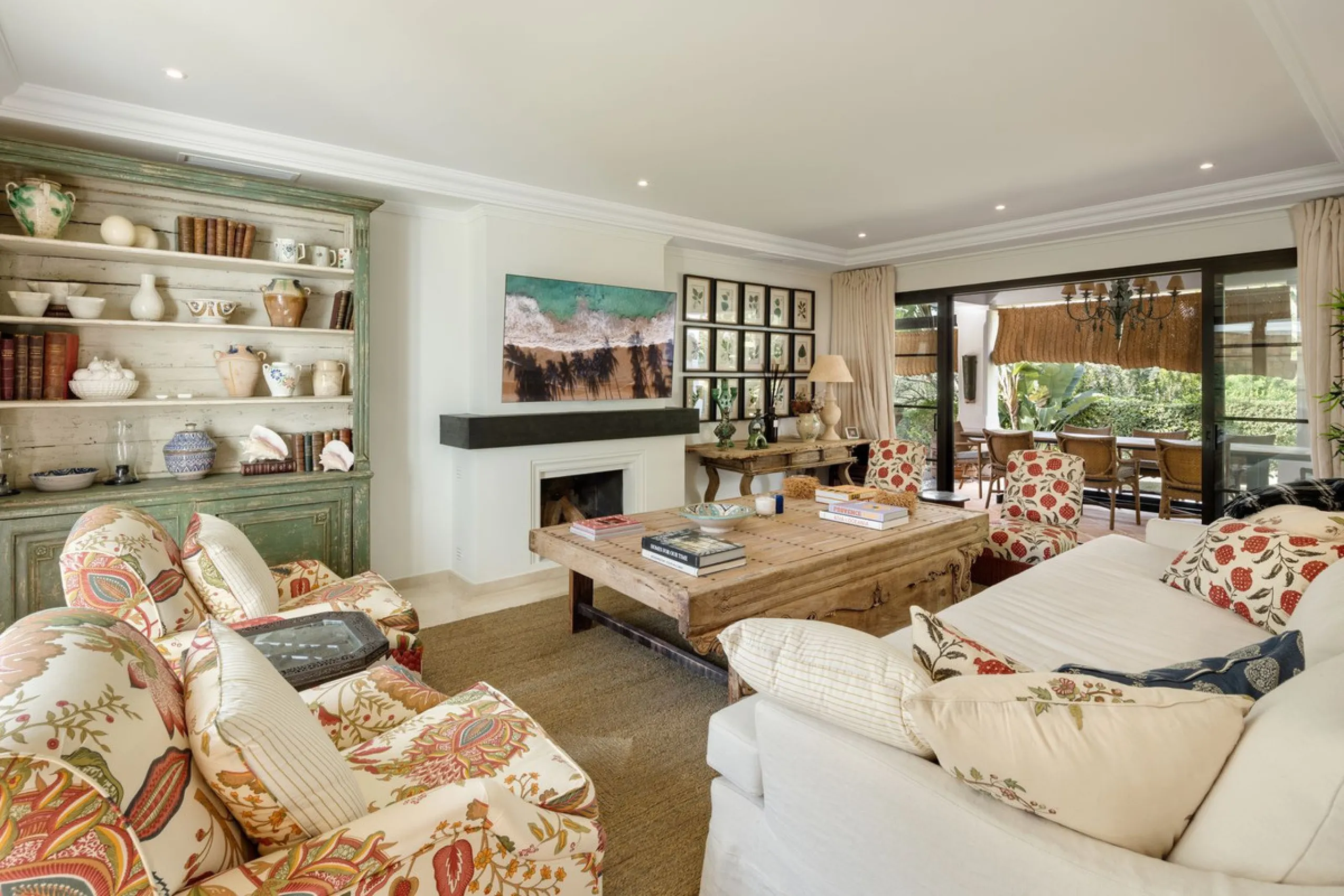 Discover this spectacular property located in the prestigious area of La Quinta, Benahavis, ideal for golf enthusiasts and Mediterranean living. With an unbeatable south-facing orientation, this residence enjoys abundant natural light throughout the day a