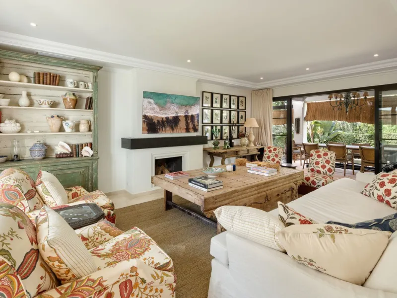 Discover this spectacular property located in the prestigious area of La Quinta, Benahavis, ideal for golf enthusiasts and Mediterranean living. With an unbeatable south-facing orientation, this residence enjoys abundant natural light throughout the day a