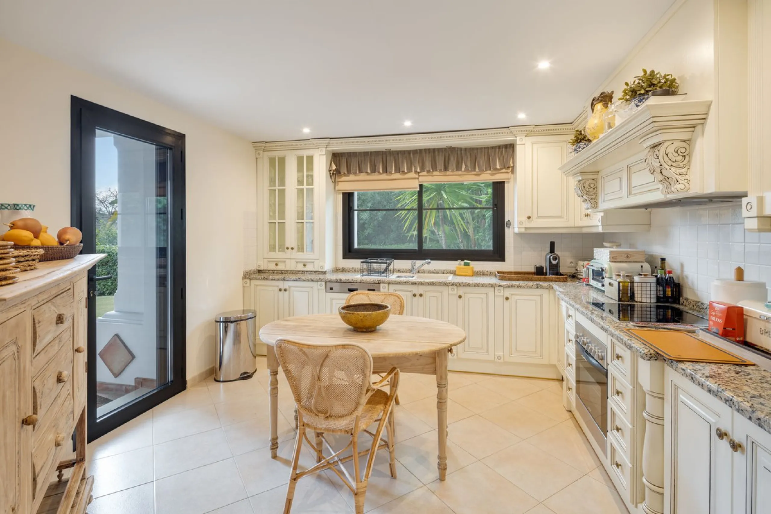 Discover this spectacular property located in the prestigious area of La Quinta, Benahavis, ideal for golf enthusiasts and Mediterranean living. With an unbeatable south-facing orientation, this residence enjoys abundant natural light throughout the day a