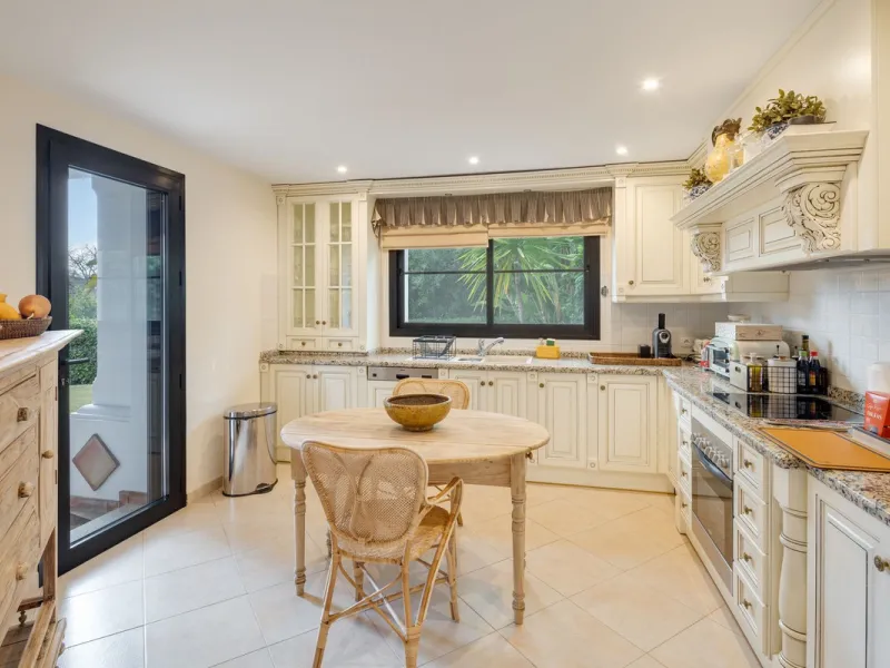 Discover this spectacular property located in the prestigious area of La Quinta, Benahavis, ideal for golf enthusiasts and Mediterranean living. With an unbeatable south-facing orientation, this residence enjoys abundant natural light throughout the day a