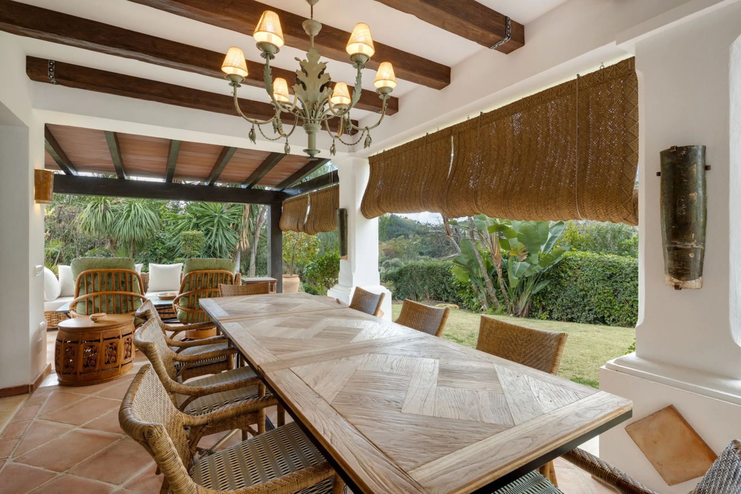 Discover this spectacular property located in the prestigious area of La Quinta, Benahavis, ideal for golf enthusiasts and Mediterranean living. With an unbeatable south-facing orientation, this residence enjoys abundant natural light throughout the day a