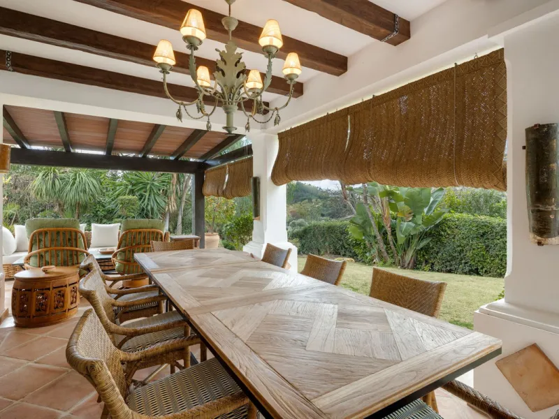 Discover this spectacular property located in the prestigious area of La Quinta, Benahavis, ideal for golf enthusiasts and Mediterranean living. With an unbeatable south-facing orientation, this residence enjoys abundant natural light throughout the day a