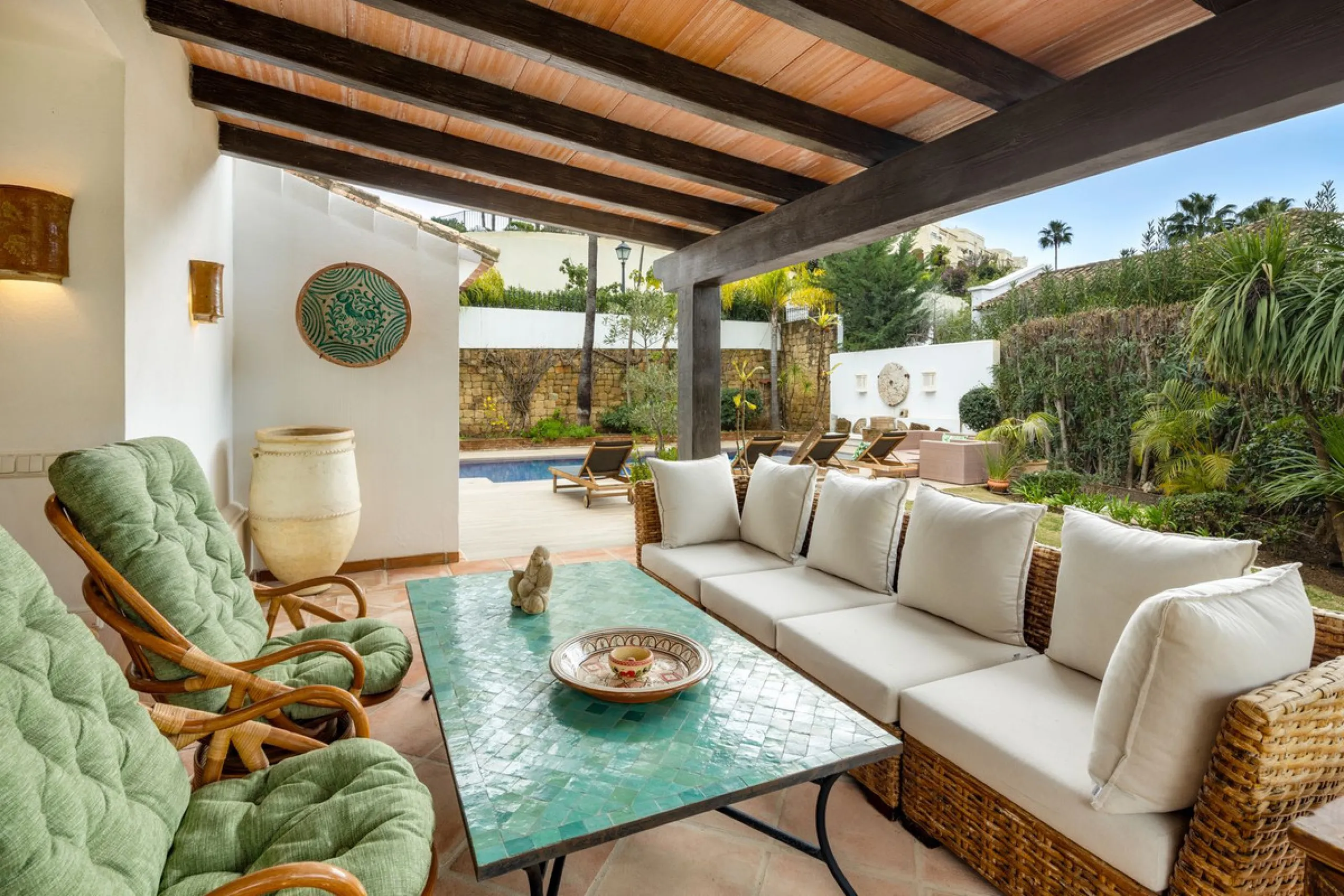 Discover this spectacular property located in the prestigious area of La Quinta, Benahavis, ideal for golf enthusiasts and Mediterranean living. With an unbeatable south-facing orientation, this residence enjoys abundant natural light throughout the day a