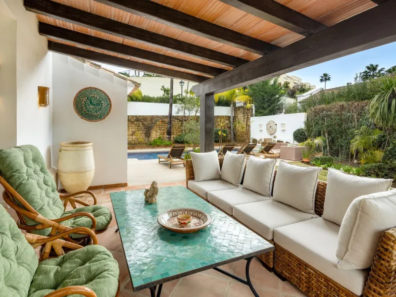 Discover this spectacular property located in the prestigious area of La Quinta, Benahavis, ideal for golf enthusiasts and Mediterranean living. With an unbeatable south-facing orientation, this residence enjoys abundant natural light throughout the day a