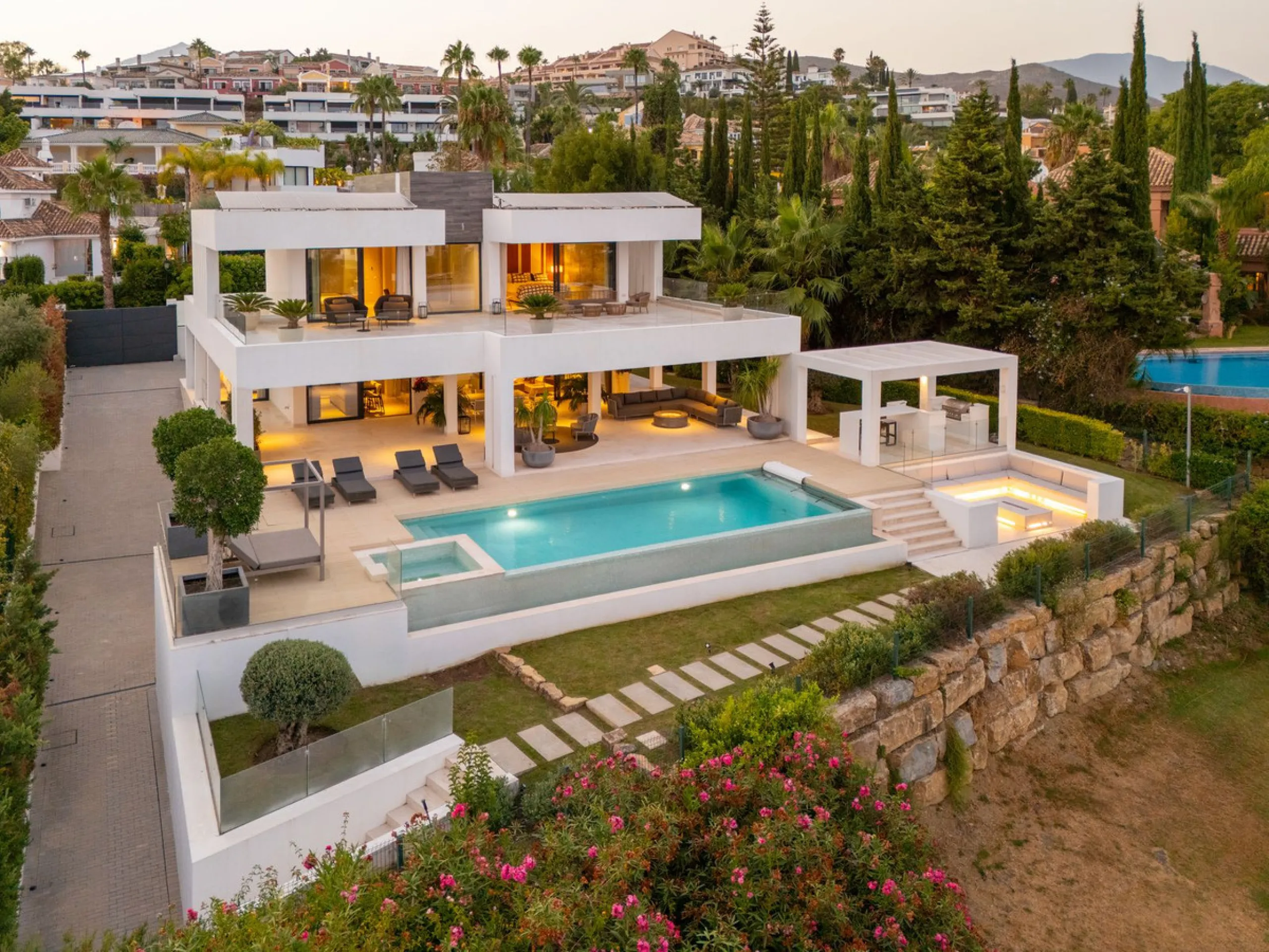 A striking contemporary villa in the heart of Nueva Andalucía, enjoying a privileged frontline golf position. With clean architectural lines, expansive terraces, and floor-to-ceiling windows, this home is designed to maximize natural light and uninterrupt