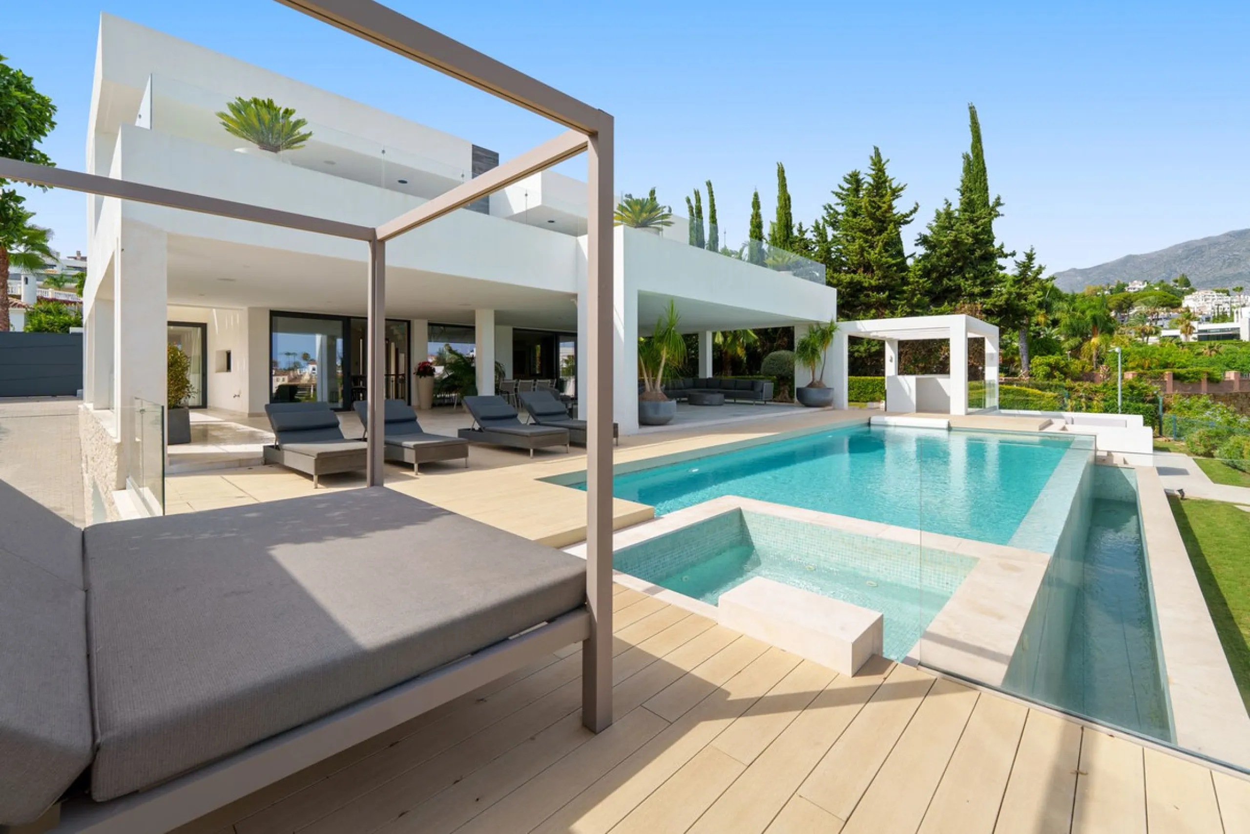 A striking contemporary villa in the heart of Nueva Andalucía, enjoying a privileged frontline golf position. With clean architectural lines, expansive terraces, and floor-to-ceiling windows, this home is designed to maximize natural light and uninterrupt