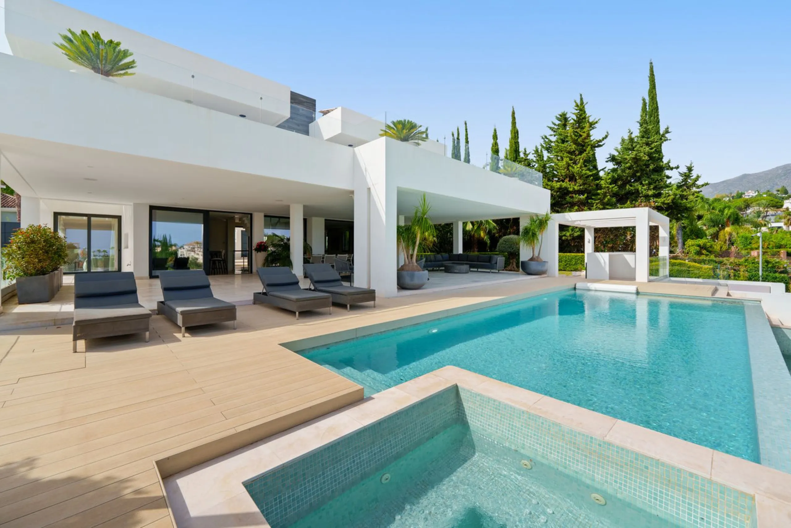 A striking contemporary villa in the heart of Nueva Andalucía, enjoying a privileged frontline golf position. With clean architectural lines, expansive terraces, and floor-to-ceiling windows, this home is designed to maximize natural light and uninterrupt
