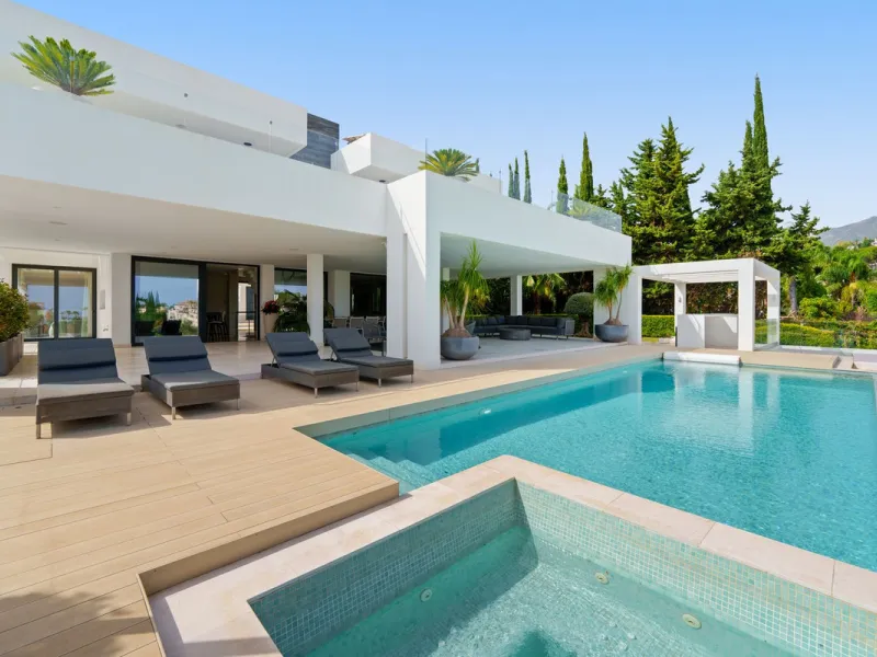 A striking contemporary villa in the heart of Nueva Andalucía, enjoying a privileged frontline golf position. With clean architectural lines, expansive terraces, and floor-to-ceiling windows, this home is designed to maximize natural light and uninterrupt