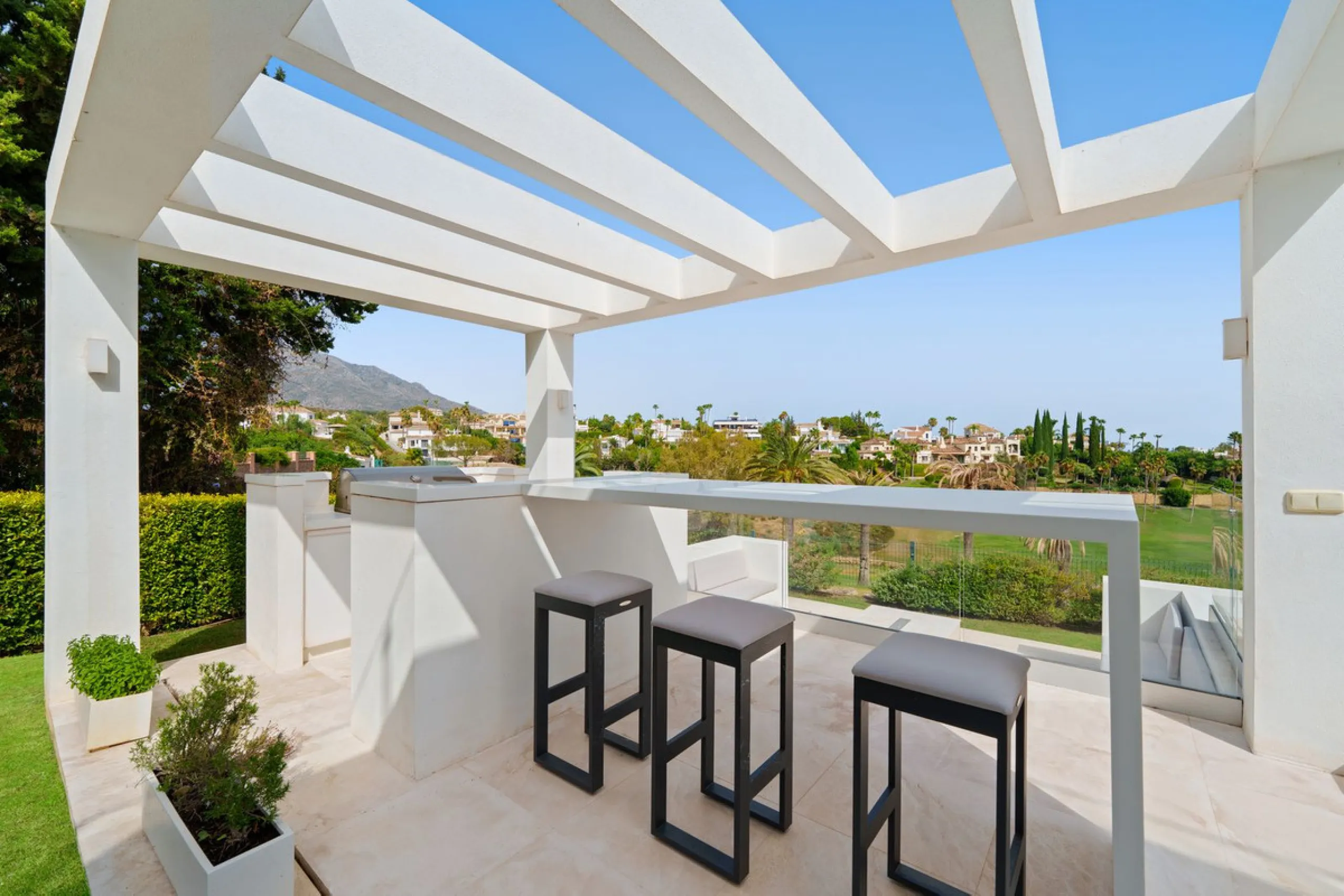 A striking contemporary villa in the heart of Nueva Andalucía, enjoying a privileged frontline golf position. With clean architectural lines, expansive terraces, and floor-to-ceiling windows, this home is designed to maximize natural light and uninterrupt