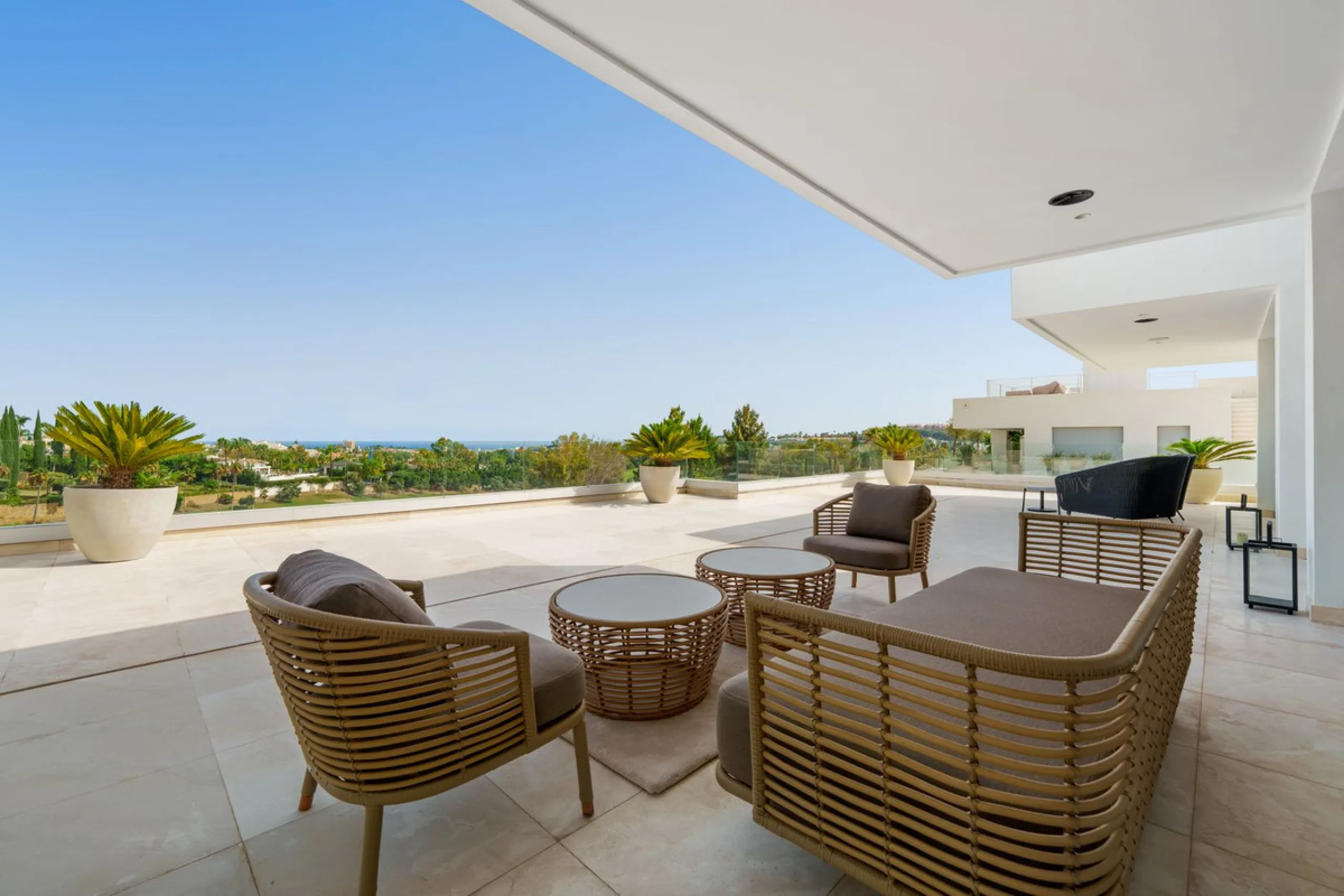 A striking contemporary villa in the heart of Nueva Andalucía, enjoying a privileged frontline golf position. With clean architectural lines, expansive terraces, and floor-to-ceiling windows, this home is designed to maximize natural light and uninterrupt