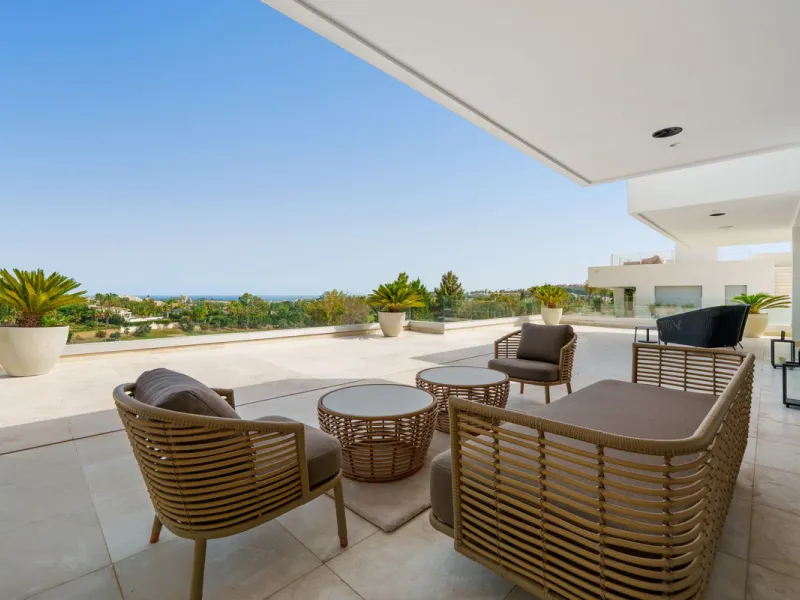 A striking contemporary villa in the heart of Nueva Andalucía, enjoying a privileged frontline golf position. With clean architectural lines, expansive terraces, and floor-to-ceiling windows, this home is designed to maximize natural light and uninterrupt