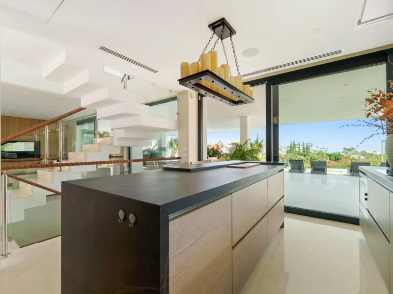 A striking contemporary villa in the heart of Nueva Andalucía, enjoying a privileged frontline golf position. With clean architectural lines, expansive terraces, and floor-to-ceiling windows, this home is designed to maximize natural light and uninterrupt