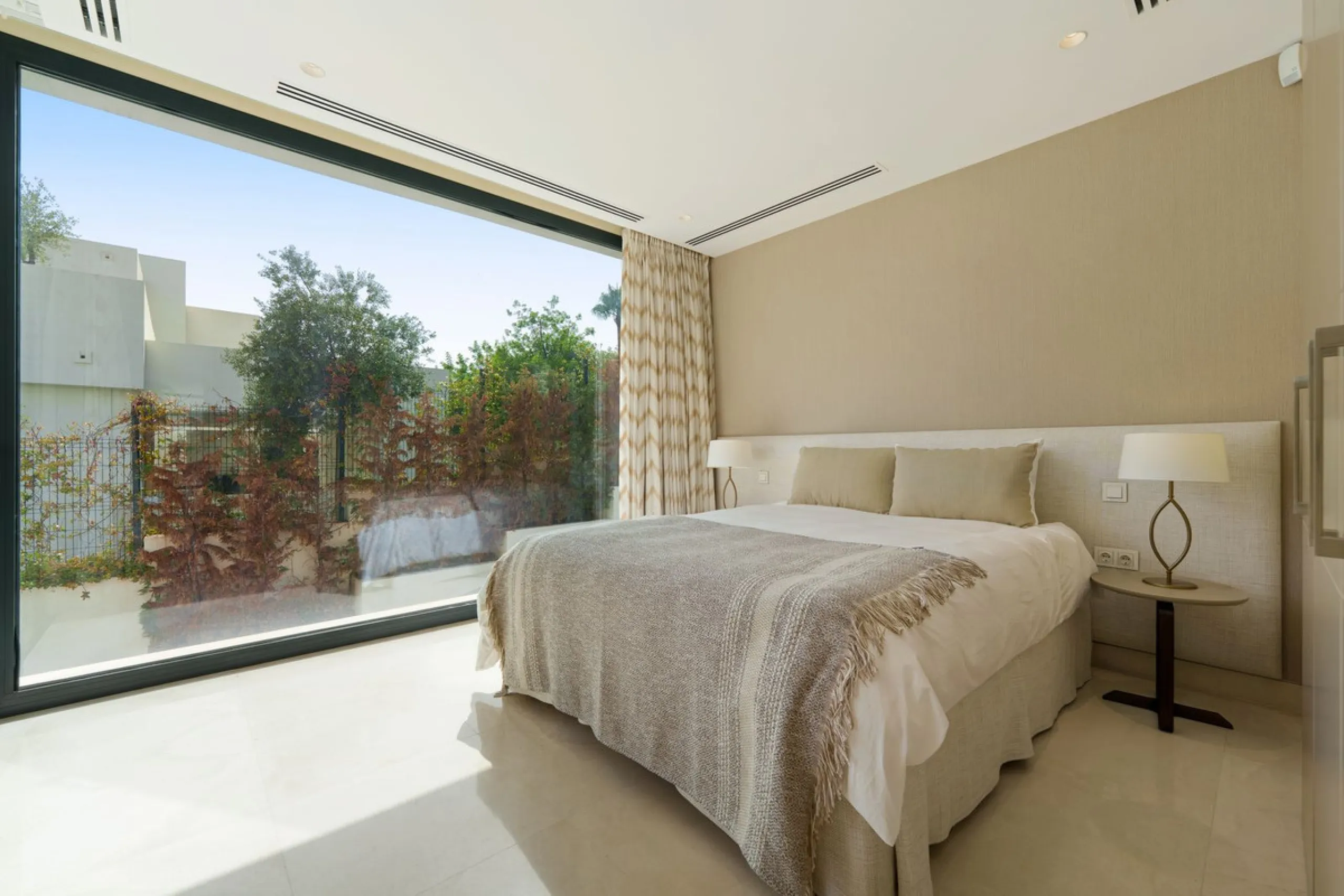 A striking contemporary villa in the heart of Nueva Andalucía, enjoying a privileged frontline golf position. With clean architectural lines, expansive terraces, and floor-to-ceiling windows, this home is designed to maximize natural light and uninterrupt