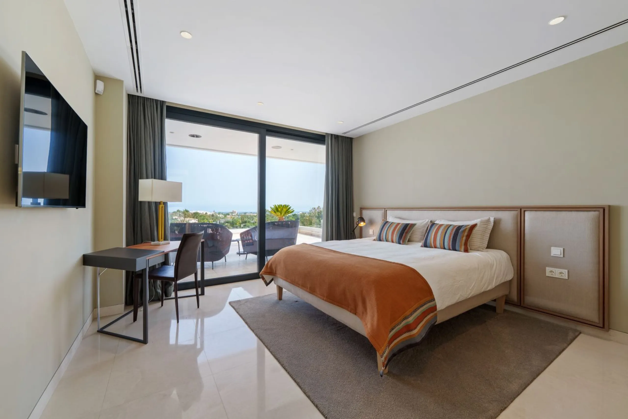 A striking contemporary villa in the heart of Nueva Andalucía, enjoying a privileged frontline golf position. With clean architectural lines, expansive terraces, and floor-to-ceiling windows, this home is designed to maximize natural light and uninterrupt