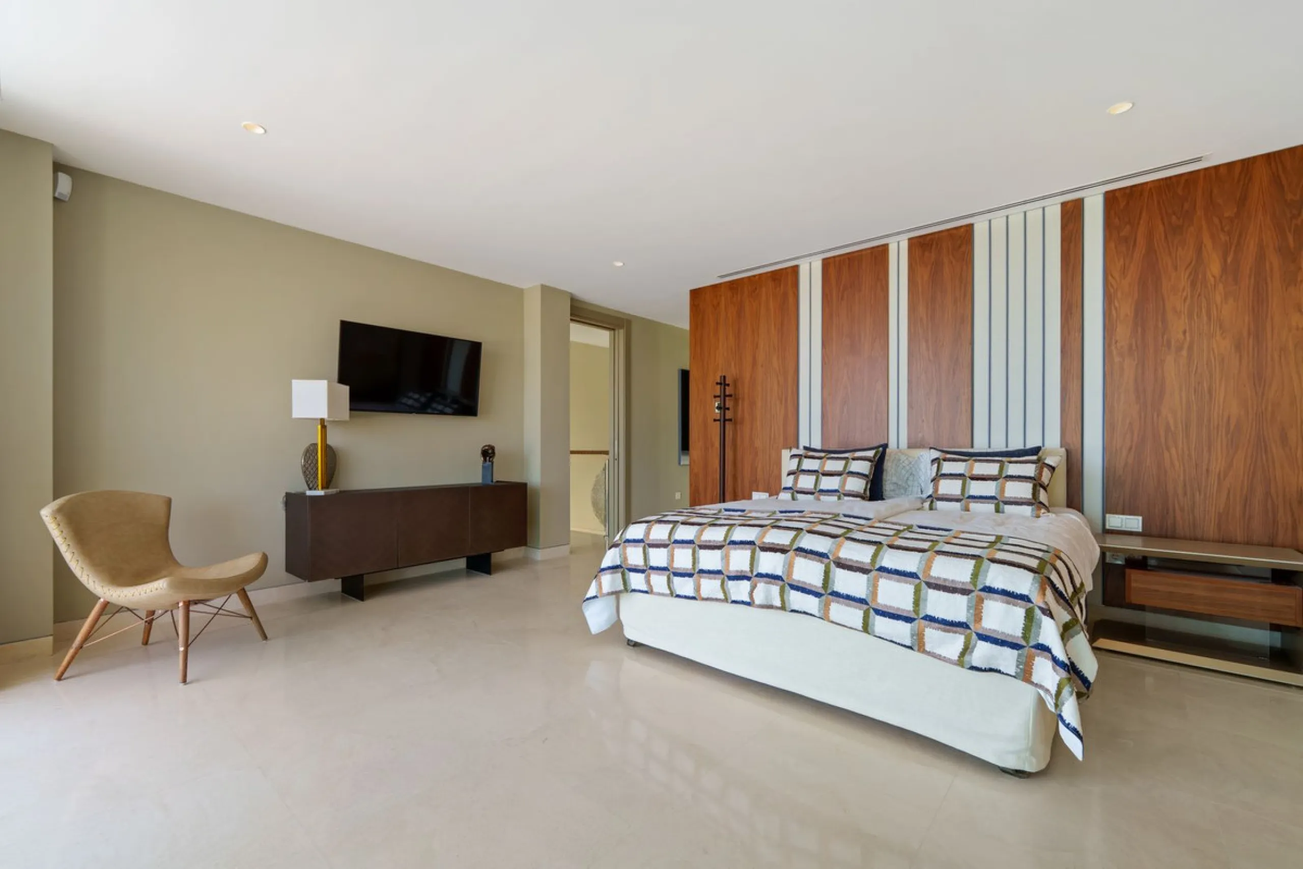 A striking contemporary villa in the heart of Nueva Andalucía, enjoying a privileged frontline golf position. With clean architectural lines, expansive terraces, and floor-to-ceiling windows, this home is designed to maximize natural light and uninterrupt