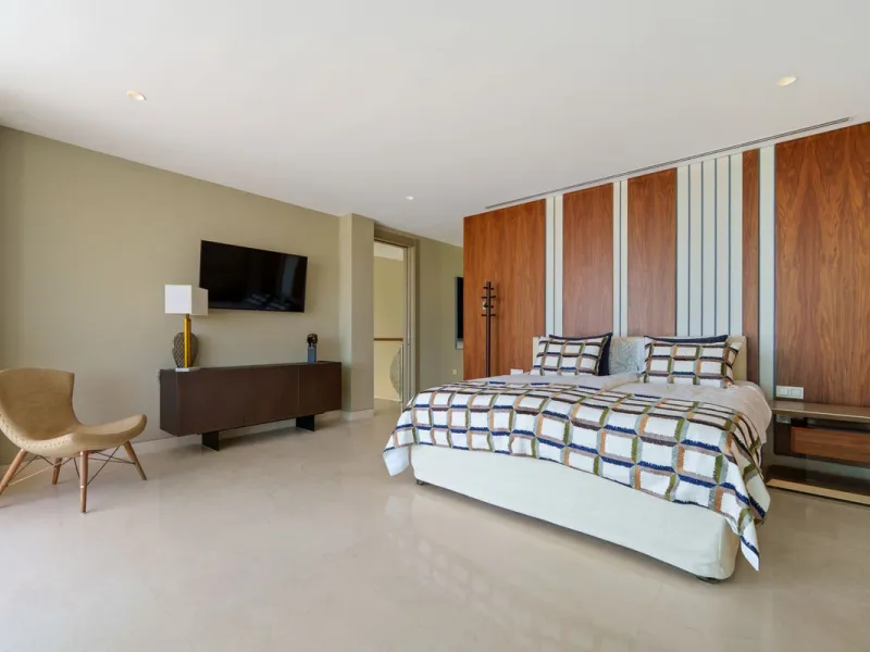 A striking contemporary villa in the heart of Nueva Andalucía, enjoying a privileged frontline golf position. With clean architectural lines, expansive terraces, and floor-to-ceiling windows, this home is designed to maximize natural light and uninterrupt