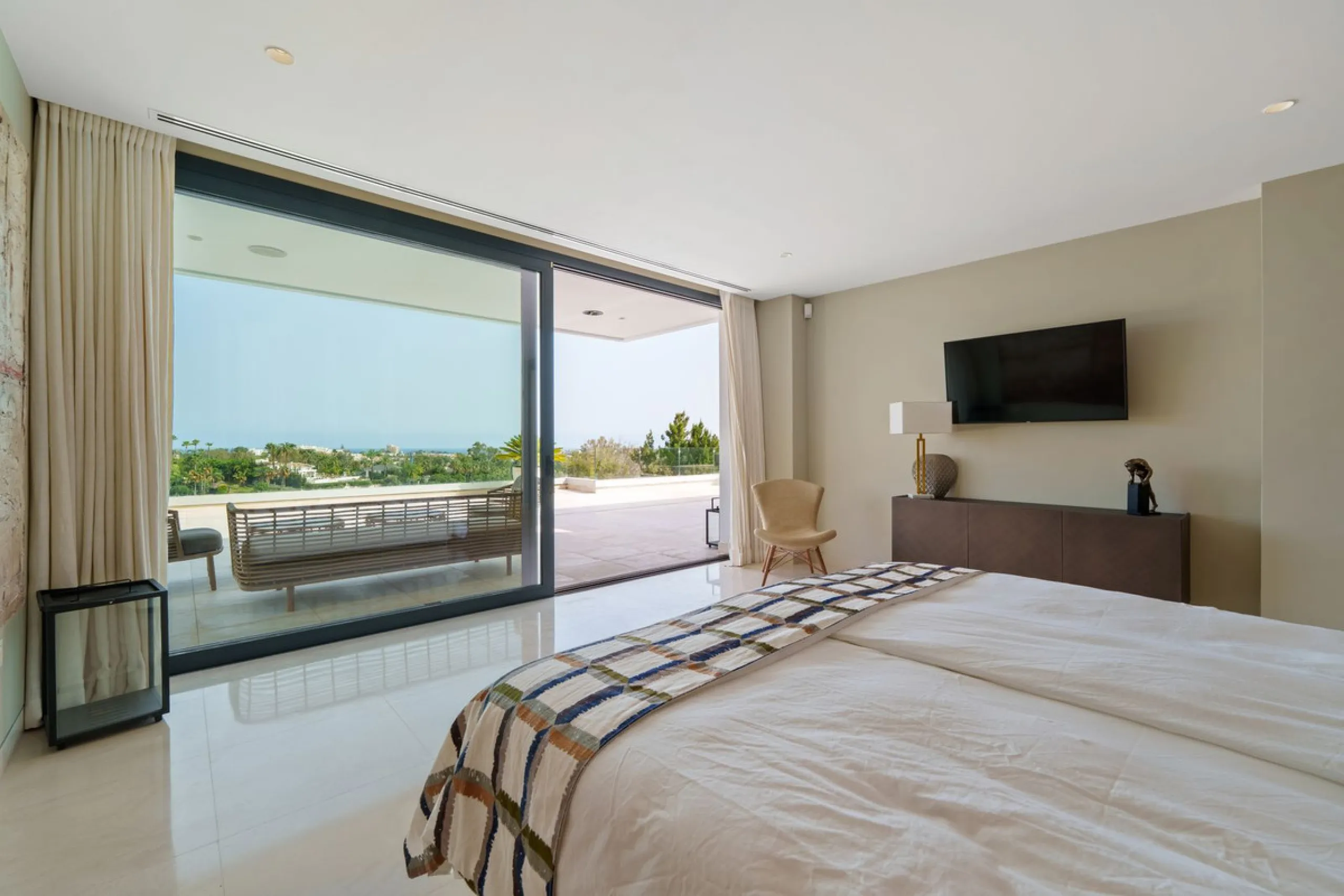 A striking contemporary villa in the heart of Nueva Andalucía, enjoying a privileged frontline golf position. With clean architectural lines, expansive terraces, and floor-to-ceiling windows, this home is designed to maximize natural light and uninterrupt