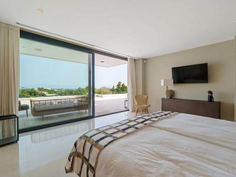 A striking contemporary villa in the heart of Nueva Andalucía, enjoying a privileged frontline golf position. With clean architectural lines, expansive terraces, and floor-to-ceiling windows, this home is designed to maximize natural light and uninterrupt