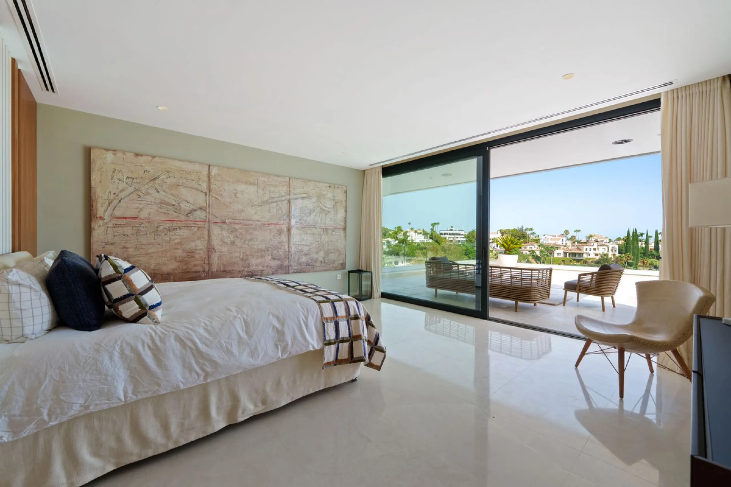 A striking contemporary villa in the heart of Nueva Andalucía, enjoying a privileged frontline golf position. With clean architectural lines, expansive terraces, and floor-to-ceiling windows, this home is designed to maximize natural light and uninterrupt