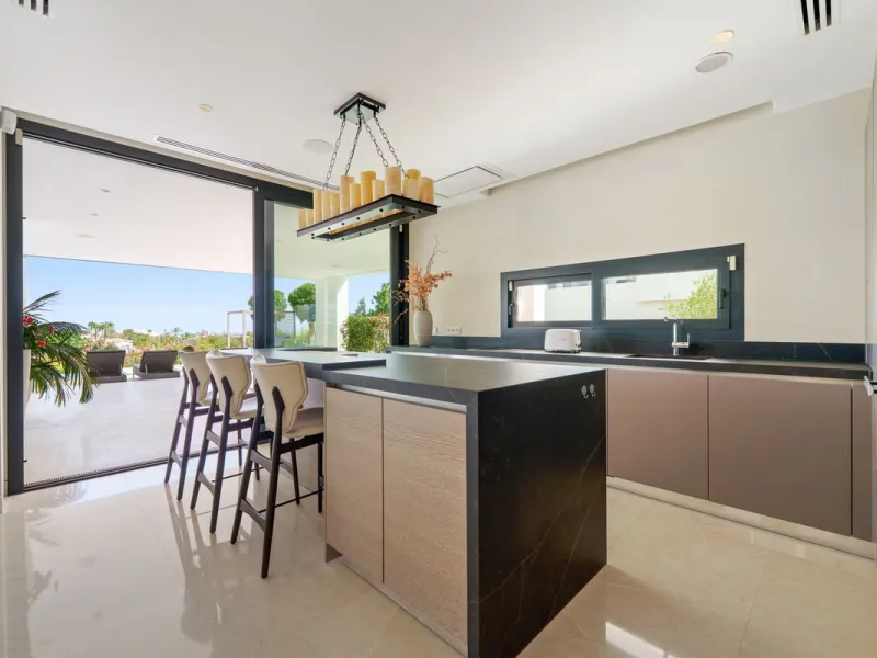 A striking contemporary villa in the heart of Nueva Andalucía, enjoying a privileged frontline golf position. With clean architectural lines, expansive terraces, and floor-to-ceiling windows, this home is designed to maximize natural light and uninterrupt